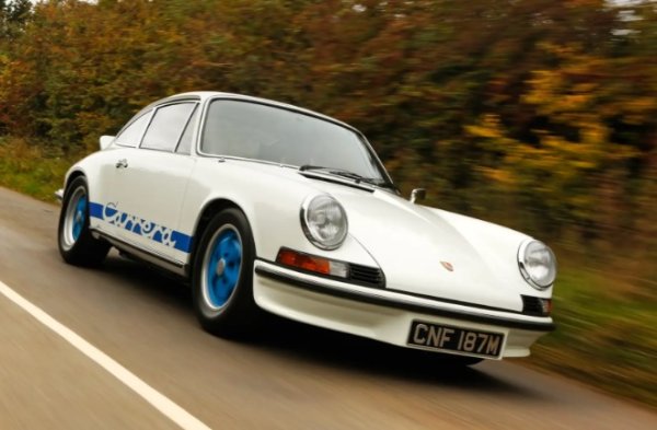 Създаден, за да хомологира състезателните 911 на Porsche, RS се базира на вече бързото 911 2.4 S. Но с по-широки задни арки, за да побере дебелата състезателна гума. И този отличителен спойлер с патешка опашка. Моторът беше напомпан до 2,7 литра и 210 к.с. - така се роди легенда. По-малко от 1600 бяха направени между ноември 1972 и юли 1973 година.